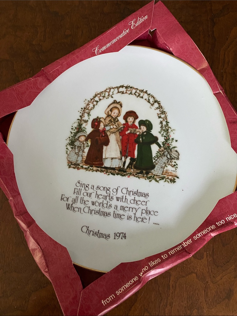 Christmas 1974 Holly Hobbie Carolers Collector Plate Sing a Song of Christmas
